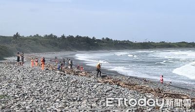 快訊／颱風天到海邊游泳…台東男「遭大浪捲走」！警消搜救中