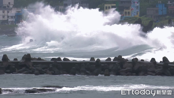 ▲▼卡努颱風強風掀起海岸邊巨浪。（圖／記者劉亮亨攝）