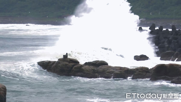 ▲▼卡努颱風強風掀起海岸邊巨浪。（圖／記者劉亮亨攝）