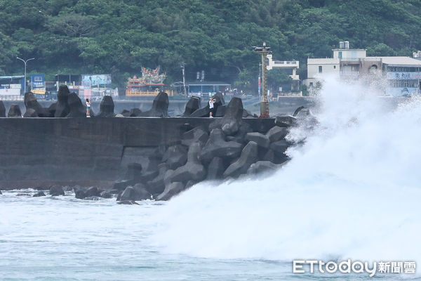 ▲卡努颱風過境北台灣，民眾冒險觀浪。（圖／記者林敬旻攝）