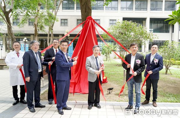 ▲成大醫學院醫學院第二研究大樓「生醫卓群大樓」，舉行啟用典禮，並設立「40週年院慶紀念柱」，由成大校長沈孟儒、醫學院院長沈延盛、成大醫院院長李經維等共同揭幕，見證「成就四十」珍貴時刻。（圖／記者林東良翻攝，下同）