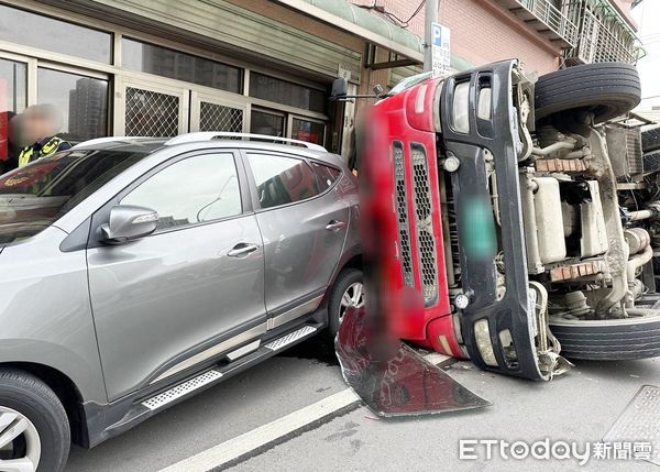 ▲桃園市蘇姓男子今天上午駕駛預拌水泥車行經八德區中正路，左轉廣興路口時失控翻覆，路旁民宅與汽機車遭波及。（圖／記者沈繼昌翻攝）