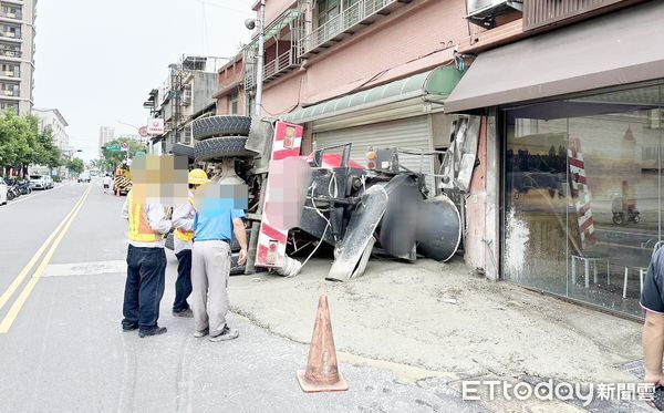 ▲桃園市蘇姓男子今天上午駕駛預拌水泥車行經八德區中正路，左轉廣興路口失控翻覆，車上大量水泥散落，警方與工程人員到場處理。（圖／記者沈繼昌翻攝）