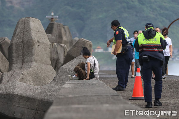▲卡努颱風過境北台灣，民眾冒險觀浪遭警方勸離。（圖／記者林敬旻攝）