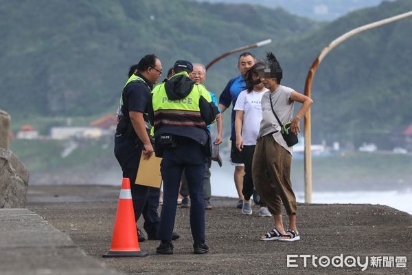 ▲卡努颱風過境北台灣，民眾冒險觀浪遭警方勸離。（圖／記者林敬旻攝）