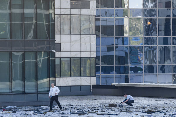 ▲▼ 在俄羅斯莫斯科，調查人員在Moscow City商業區一棟受損建築旁進行檢查。（圖／達志影像／美聯社）