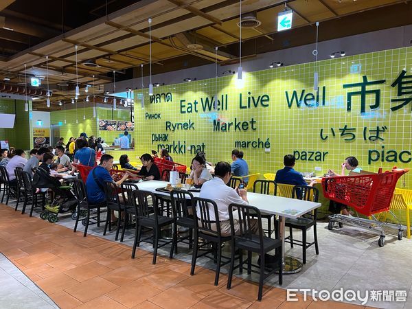 ▲▼中度颱風卡努襲台,內湖地區大賣場湧現搶買生鮮食品人潮,目前蔬菜類及肉類供應正常,價格沒有明顯波動,冷凍食品及泡麵等大受歡迎,美食街用餐民眾比平常少,部分店家因為颱風假沒有營業。（圖／記者姜國輝攝）