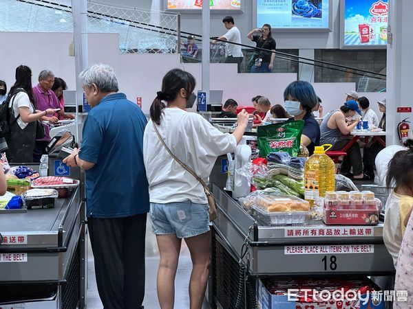 ▲▼中度颱風卡努襲台,內湖地區大賣場湧現搶買生鮮食品人潮,目前蔬菜類及肉類供應正常,價格沒有明顯波動,冷凍食品及泡麵等大受歡迎,美食街用餐民眾比平常少,部分店家因為颱風假沒有營業。（圖／記者姜國輝攝）