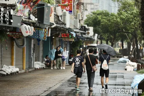 ▲▼受卡努颱風外圍環流影響,北北基今日放颱風假，淡水老街整日風雨雖未有明顯增強，但雨勢不斷,老街商家大多未營業，河岸旁只有少數三兩遊客。天氣,行人,路人,雷雨,大雨,大雷雨,下雨,雨天,豪大雨,午後雷陣雨,梅雨,降雨,氣象,豪雨,西南氣流,滯留鋒面,撐傘,雨傘,陰雨綿綿,潮濕,濕度,熱對流,天氣配圖 。（圖／記者李毓康攝）