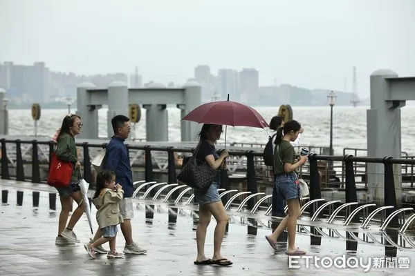 ▲▼受卡努颱風外圍環流影響,北北基今日放颱風假，淡水老街整日風雨雖未有明顯增強，但雨勢不斷,老街商家大多未營業，河岸旁只有少數三兩遊客。天氣,行人,路人,雷雨,大雨,大雷雨,下雨,雨天,豪大雨,午後雷陣雨,梅雨,降雨,氣象,豪雨,西南氣流,滯留鋒面,撐傘,雨傘,陰雨綿綿,潮濕,濕度,熱對流,天氣配圖 。（圖／記者李毓康攝）