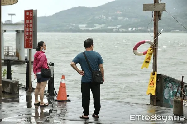 ▲▼受卡努颱風外圍環流影響,北北基今日放颱風假，淡水老街整日風雨雖未有明顯增強，但雨勢不斷,老街商家大多未營業，河岸旁只有少數三兩遊客。天氣,行人,路人,雷雨,大雨,大雷雨,下雨,雨天,豪大雨,午後雷陣雨,梅雨,降雨,氣象,豪雨,西南氣流,滯留鋒面,撐傘,雨傘,陰雨綿綿,潮濕,濕度,熱對流,天氣配圖 。（圖／記者李毓康攝）