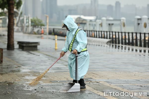 ▲▼受卡努颱風外圍環流影響,北北基今日放颱風假，淡水老街整日風雨雖未有明顯增強，但雨勢不斷,老街商家大多未營業，河岸旁只有少數三兩遊客。天氣,行人,路人,雷雨,大雨,大雷雨,下雨,雨天,豪大雨,午後雷陣雨,梅雨,降雨,氣象,豪雨,西南氣流,滯留鋒面,撐傘,雨傘,陰雨綿綿,潮濕,濕度,熱對流,天氣配圖 。（圖／記者李毓康攝）