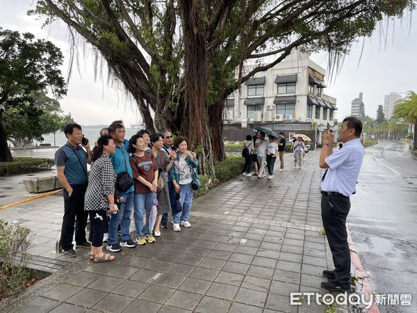 ▲受卡努颱風外圍環流影響,北北基今日放颱風假，淡水老街遊客稀稀落落，有外國觀光客不知紅毛城等周邊景點未開放而撲空。天氣,行人,路人,雷雨,大雨,大雷雨,下雨,雨天,豪大雨,午後雷陣雨,梅雨,降雨,氣象,豪雨,西南氣流,滯留鋒面,撐傘,雨傘,陰雨綿綿,潮濕,濕度,熱對流,天氣配圖。（圖／記者李毓康攝）