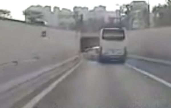 ▲杭州一輛客運巴士追撞多輛小客車，乘客破窗跳車逃生。（圖／翻攝新京報）