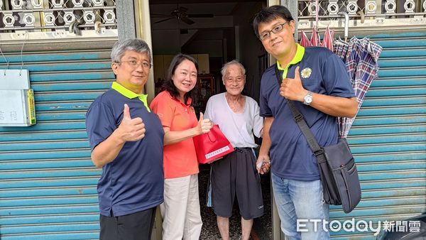 ▲除協助清除登革熱病媒蚊孳生源，雲林榮服處處長也訪視關懷附近榮民眷，叮囑注意天候變化永保安康。（圖／記者蔡佩旻翻攝）