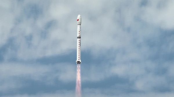 ▲長征四丙火箭搭載風雲三號氣象衛星06星順利升空。（圖／CFP）