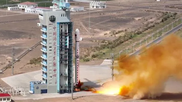 ▲長征四丙火箭搭載風雲三號氣象衛星06星順利升空。（圖／CFP）