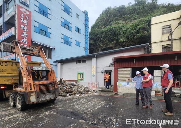 ▲新北鼻頭漁港湧入海漂垃圾 已清理完畢恢復通行。（圖／記者郭世賢翻攝）