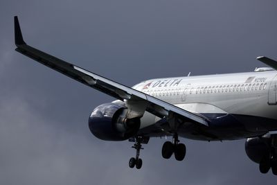 客機降落「竟遭國慶煙火擊中」 達美機師:感覺到巨大爆炸