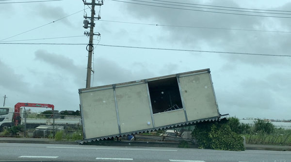 ▲▼受到颱風卡努影響，日本沖繩當地風雨很大。（圖／路透）