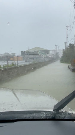 ▲▼受到颱風卡努影響，日本沖繩當地風雨很大。（圖／路透）