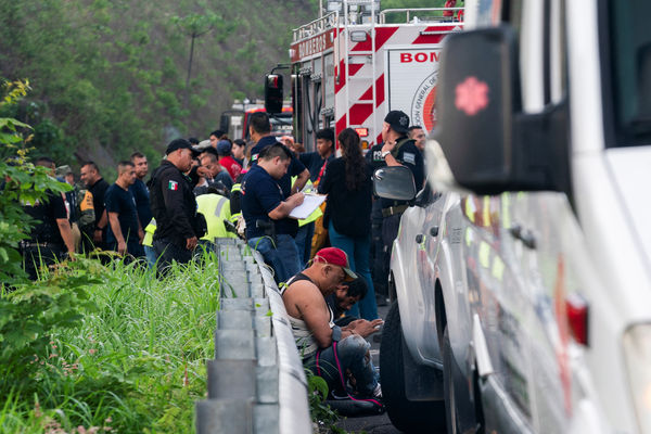 ▲▼墨西哥巴士墜谷至少15死21傷。（圖／路透）