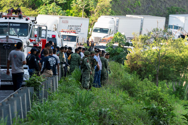 ▲▼墨西哥巴士墜谷至少15死21傷。（圖／路透）