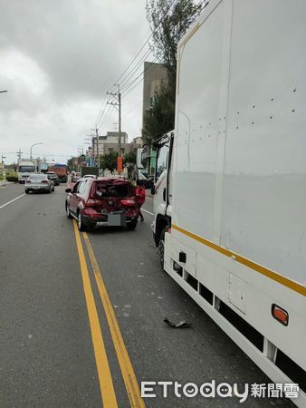 ▲▼高雄岡山介壽路6車連環撞。（圖／記者吳奕靖翻攝）