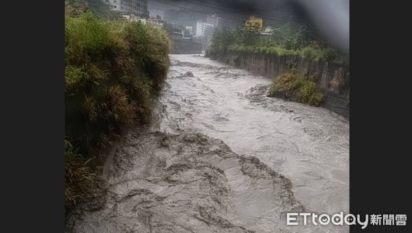 ▲雨炸南投仁愛！雨水灌進溫泉飯店，塔羅灣溪水暴漲、清境農場驚見小瀑布。（圖／民眾提供）