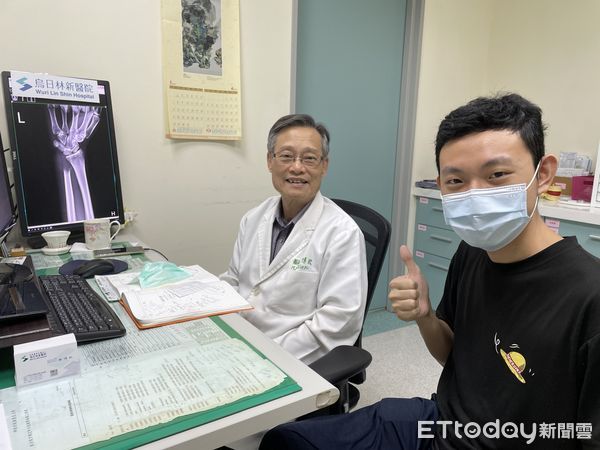▲24歲男患罕見「骨巨細胞瘤第三期」，手無力就醫照X光：骨頭被癌細胞吃空。（圖／烏日林新醫院提供）