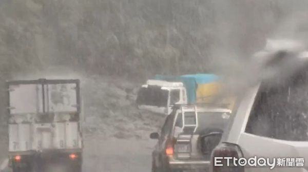 ▲南投縣仁愛鄉力行產業道路，大貨車遭土石流困住。（圖／民眾提供，下同）