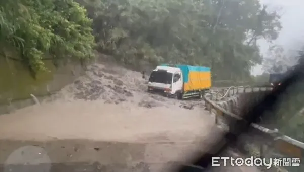 ▲南投縣仁愛鄉力行產業道路，大貨車遭土石流困住。（圖／民眾提供，下同）