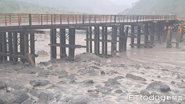 ▲▼台20線明霸克露橋鋼便橋遭土石流沖損。（圖／公路總局提供）