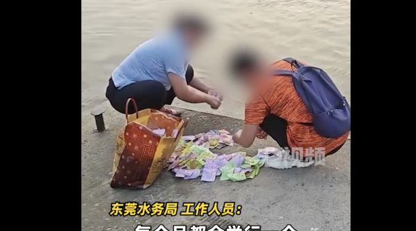 ▲兩名女子往水裡「放生」魚豆腐，奇怪舉動引起網友熱議。（圖／翻攝D視頻）