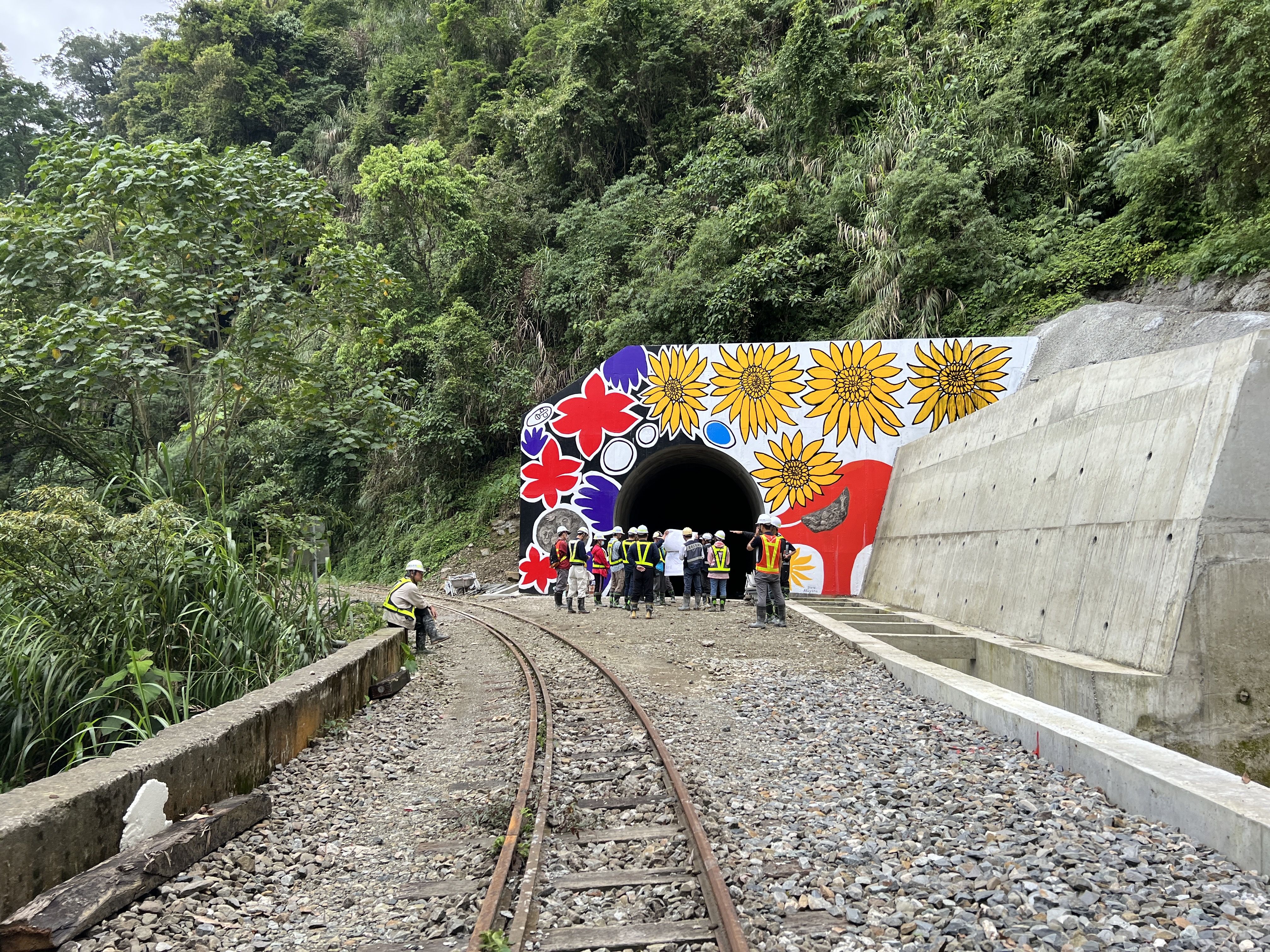 ▲▼阿里山林業鐵路預計明年下半年全線通車，圖為阿里山林業鐵路42號隧道口完工景緻。（圖／農業部提供）