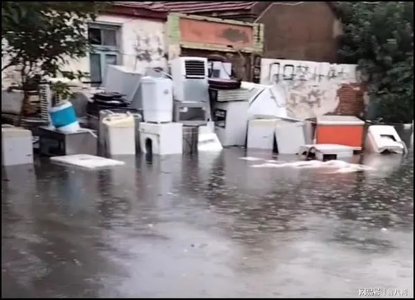▲▼暴雨後許多生活用品遭洪水沖到河上，有民眾趁機打撈這些漂流物。（圖／網易號）
