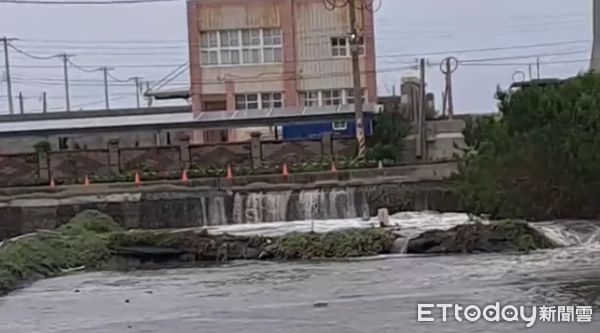 ▲雲林箔子寮漁港海水倒灌。（圖／翻攝自Facebook／李龍飛）