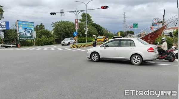 ▲潮州鎮台一線與四維路口大型廣告被大風吹倒            。（圖／記者陳崑福翻攝）