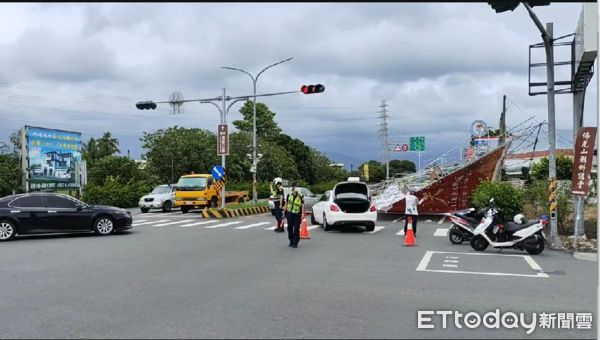 ▲潮州鎮台一線與四維路口大型廣告被大風吹倒            。（圖／記者陳崑福翻攝）