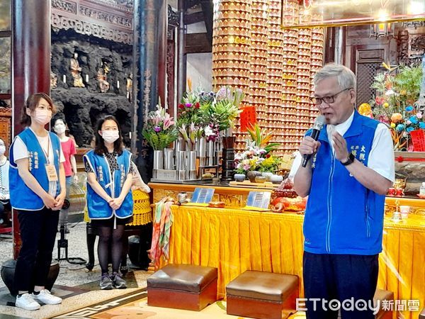 ▲台南市大觀音亭為祝賀佛祖成道紀念日，除席開185桌平安宴，廟方並提早於4日舉辦祈福法會，陶藝大師翁國禎更敬獻手工陶藝作品給神明，並將規劃製作400個缽，和信眾結緣。（圖／記者林東良翻攝，下同）