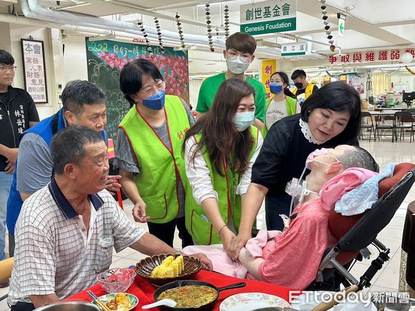 ▲雲林縣長張麗善、飛雀餐桌行動老闆謝宜澂擔任一日圓夢主廚，一起為植物人家庭烹飪愛心料理。（圖／記者蔡佩旻翻攝）