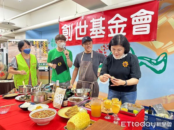 ▲雲林縣長張麗善、飛雀餐桌行動老闆謝宜澂擔任一日圓夢主廚，一起為植物人家庭烹飪愛心料理。（圖／記者蔡佩旻翻攝）