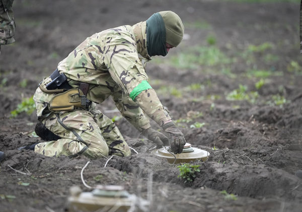 ▲▼烏克蘭軍隊的工兵正在基輔附近的伊爾平（Irpin）拆除地雷。（圖／達志影像／美聯社）