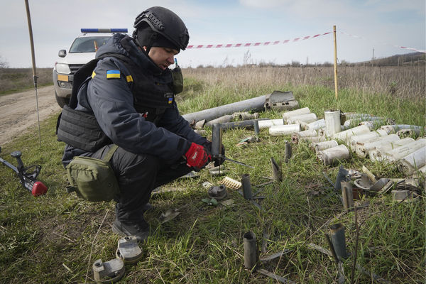 ▲▼2023年4月，烏克蘭工兵在哈爾科夫的排雷場收集砲彈、手榴彈等裝置殘骸。（圖／達志影像／美聯社）