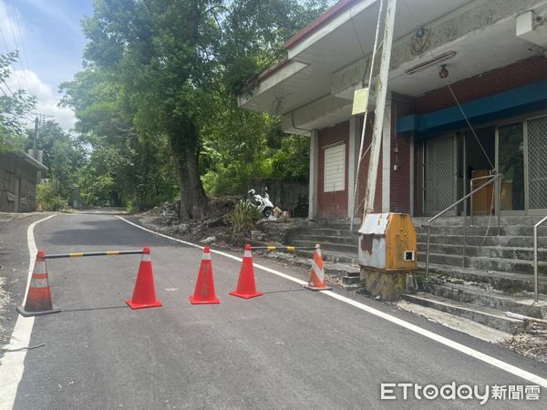 ▲▼吉安警方派員警至銅門檢查哨實施人、車管制進出並取締違法入山。（圖／吉安警分局提供，下同）