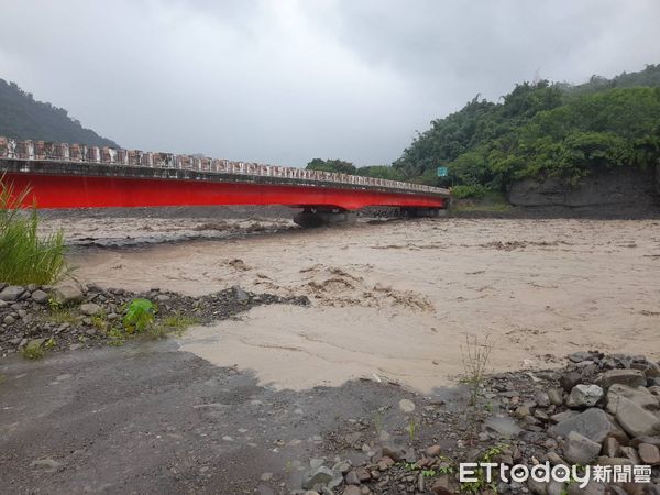 ▲▼溪水暴漲影響台29線民生橋。（圖／公路總局三工處）