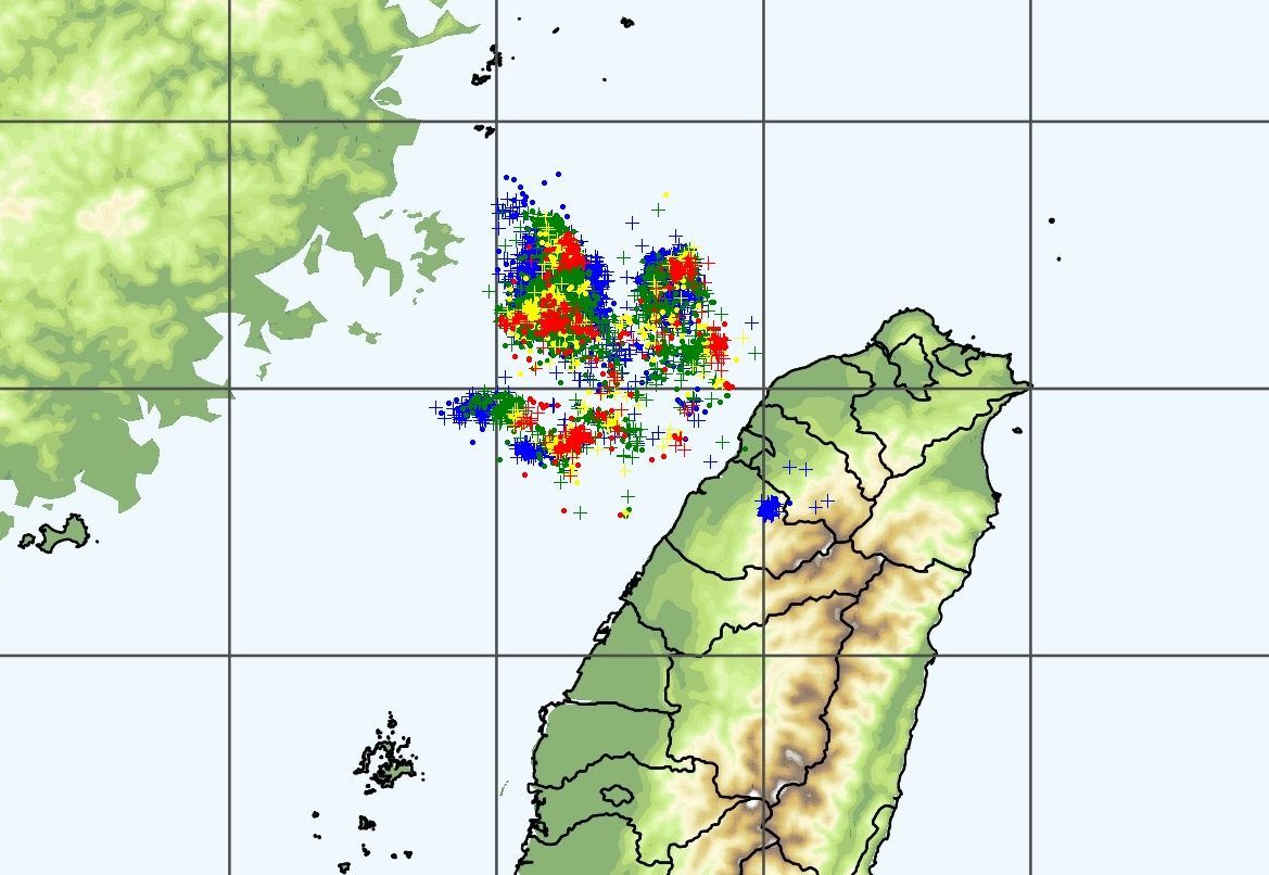 ▲▼海峽北部昨夜出現密集閃電。（圖／台灣颱風論壇｜天氣特急）