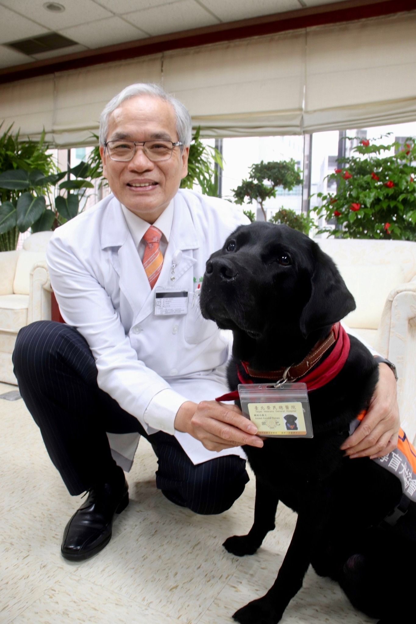 ▲北榮新進員工「歐巴」上任！黑臉證件照曝光　院長送牠紅包加肉肉。（圖／翻攝自Facebook／臺北榮民總醫院）