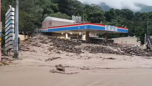 ▲▼             南投縣仁愛鄉南豐村加油站4度被土石流淹沒。（圖／南投記者爆料網授權提供）