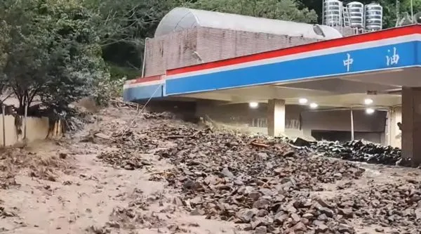 ▲▼             南投縣仁愛鄉南豐村加油站4度被土石流淹沒。（圖／南投記者爆料網授權提供）